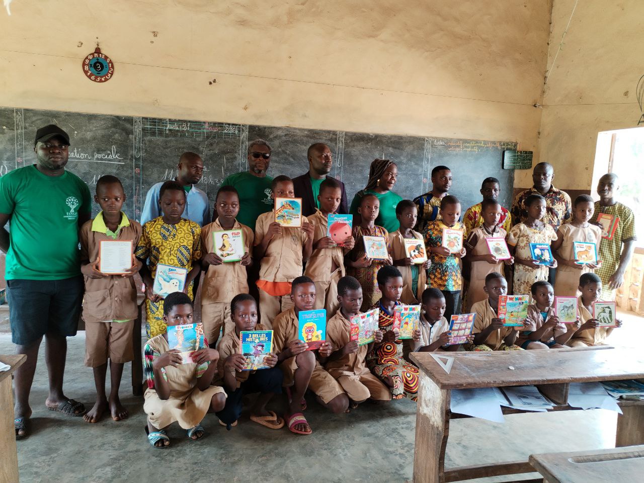 Photo de groupe d'une classe bénéficiaire