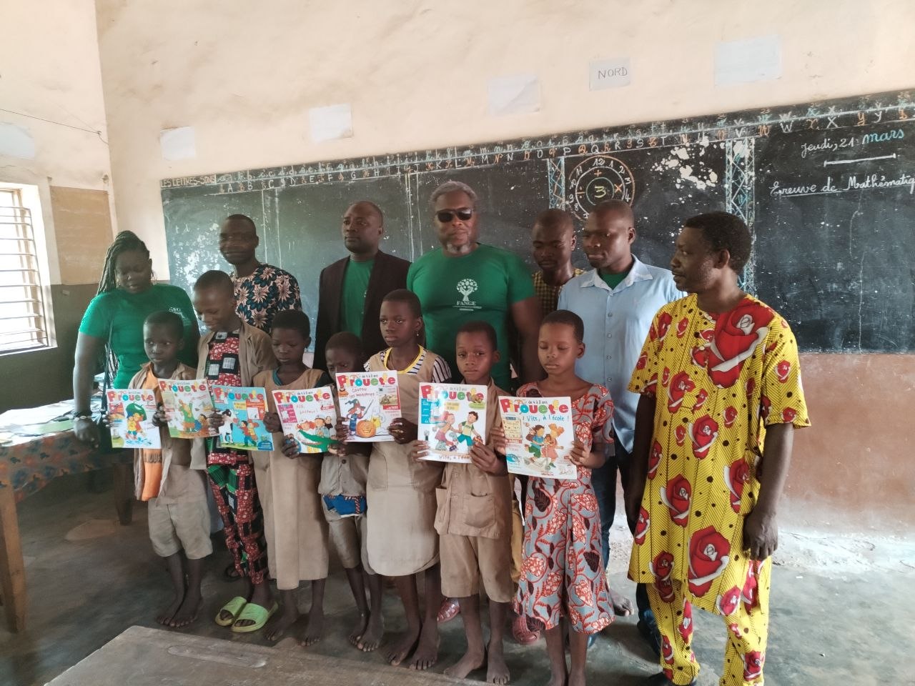 Groupe d'enfants et membres de l'équipe FANGE