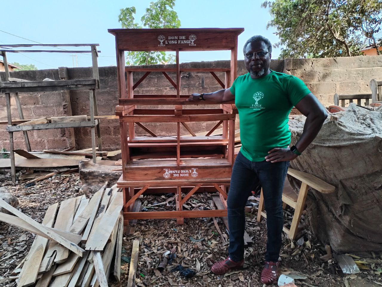 Fabrication des bancs scolaires dans l'atelier