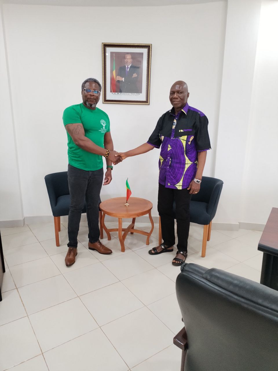 Poignée de main avec le maire d'Abomey lors d'une rencontre institutionnelle